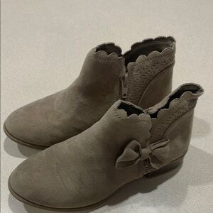 Girls Scallop-Trim Taupe Ankle Boot with Bow size 1